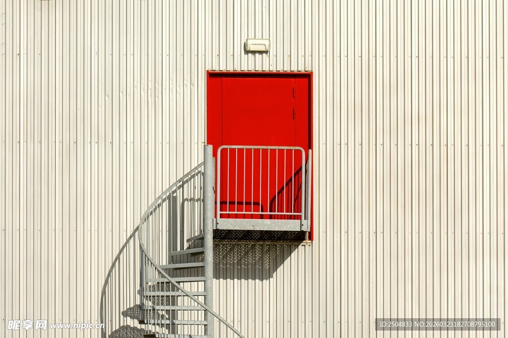 红色阳台与螺旋楼梯景观