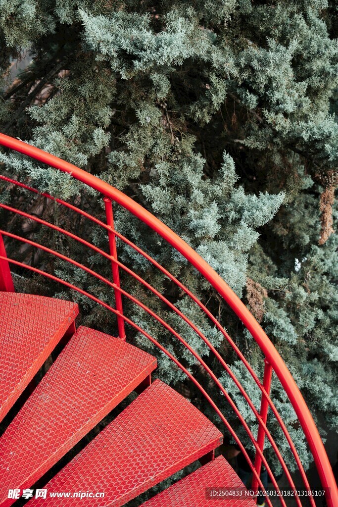 红色旋转楼梯与绿植景观