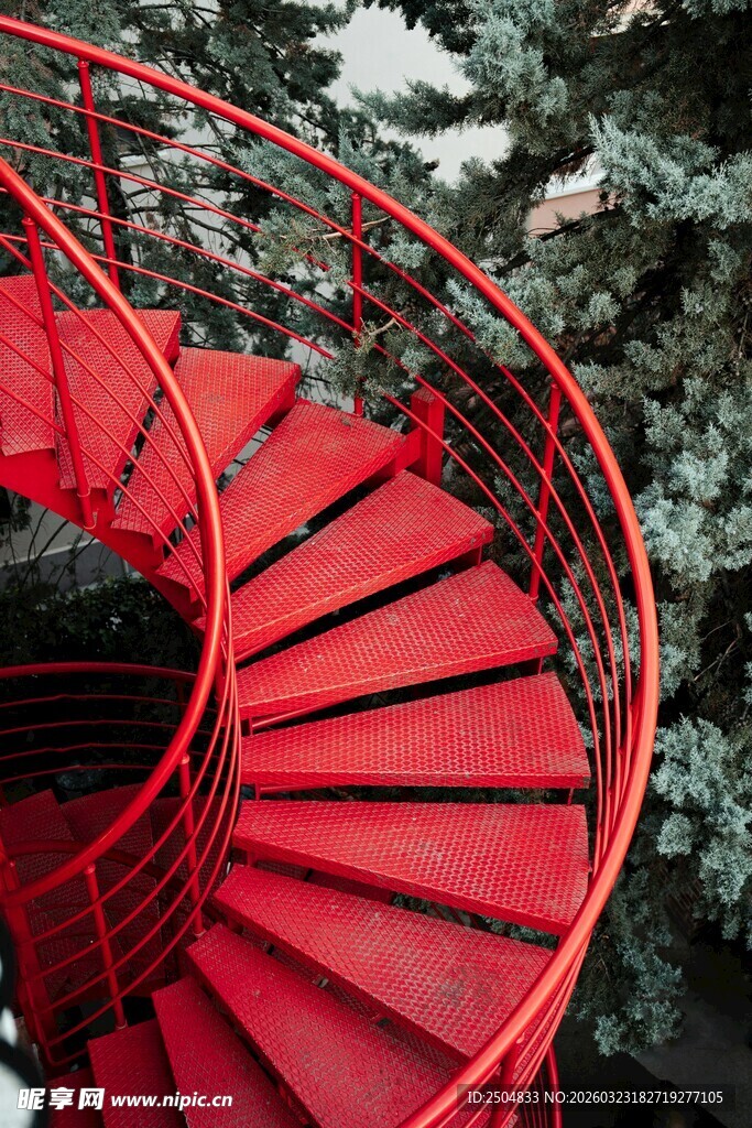 红色旋梯 自然中的一抹亮色