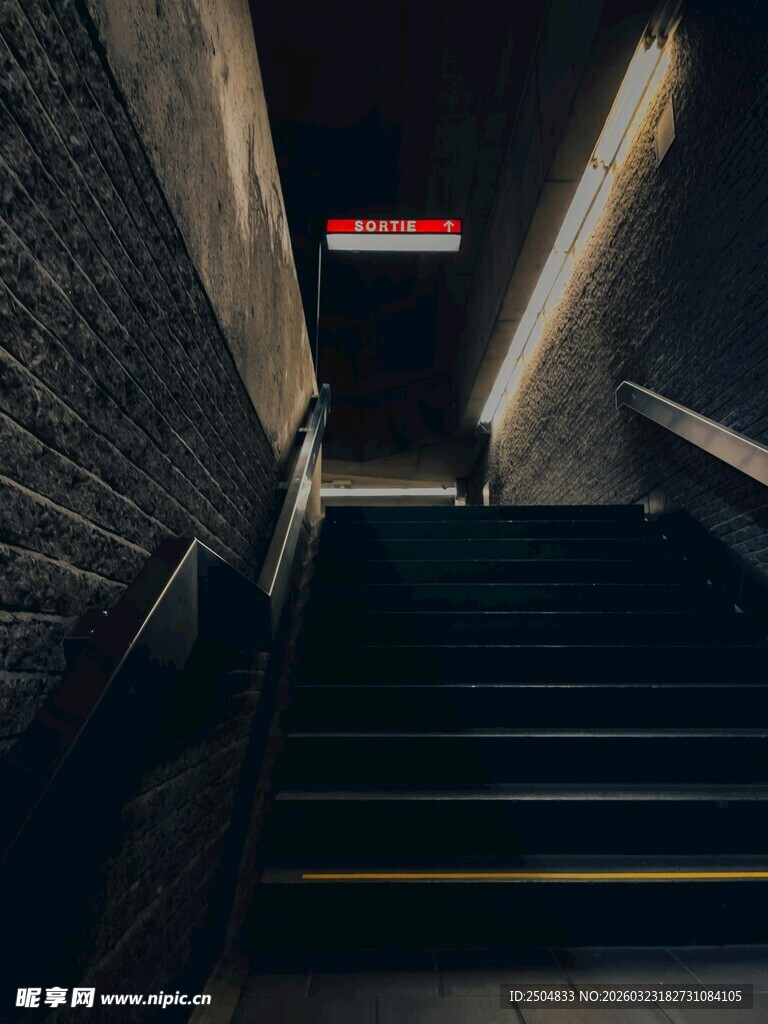 昏暗楼道中的孤独身影