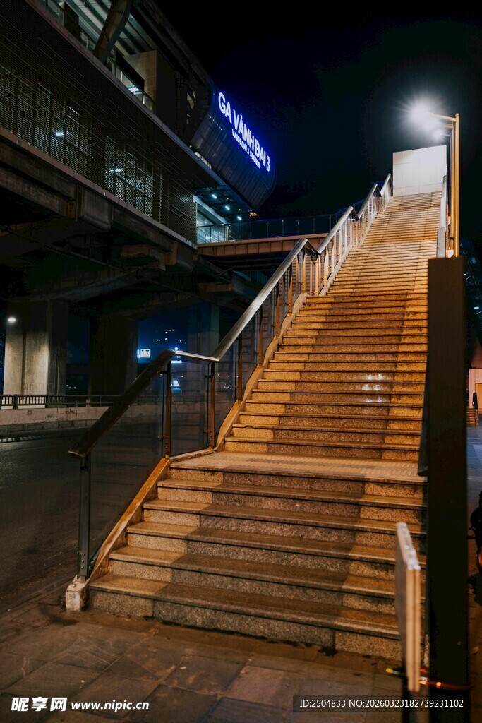 夜晚木质楼梯景致