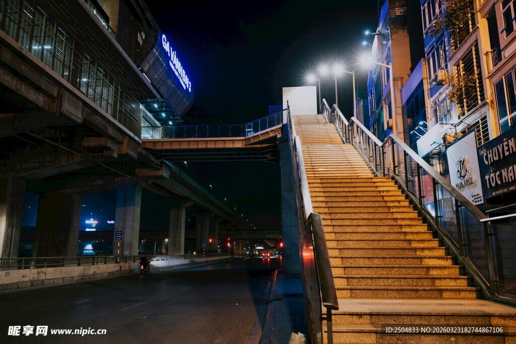 夜晚城市中的阶梯景象
