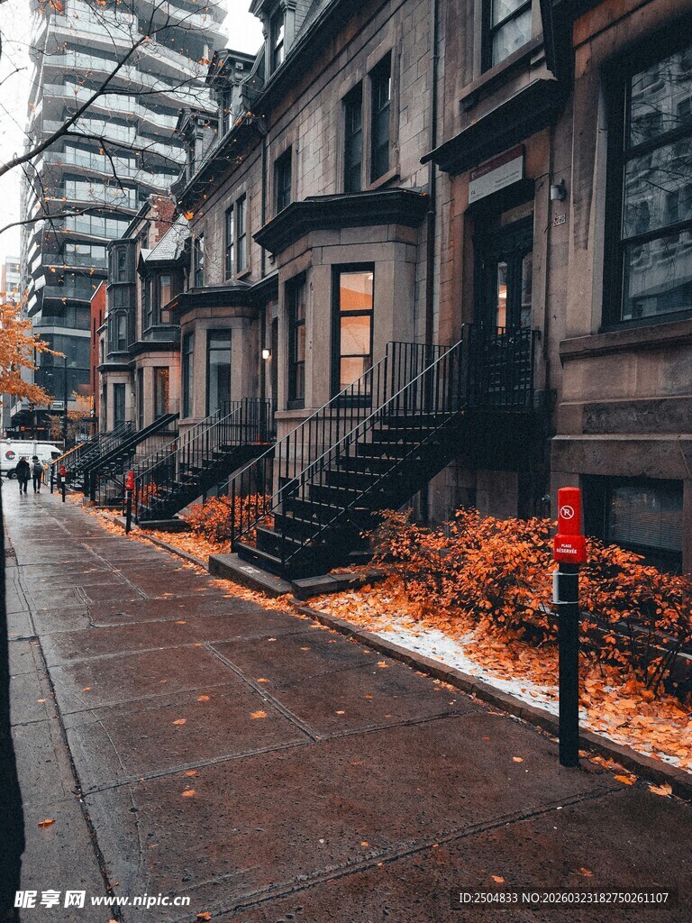 雨后街道旁的古朴建筑