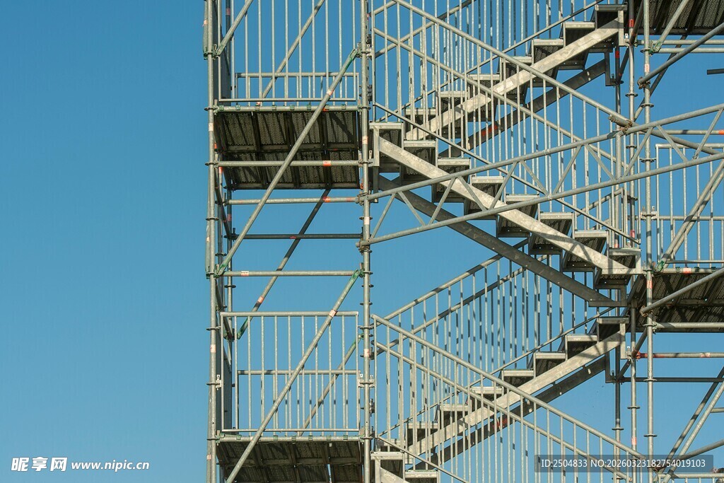 金属螺旋楼梯蓝天背景