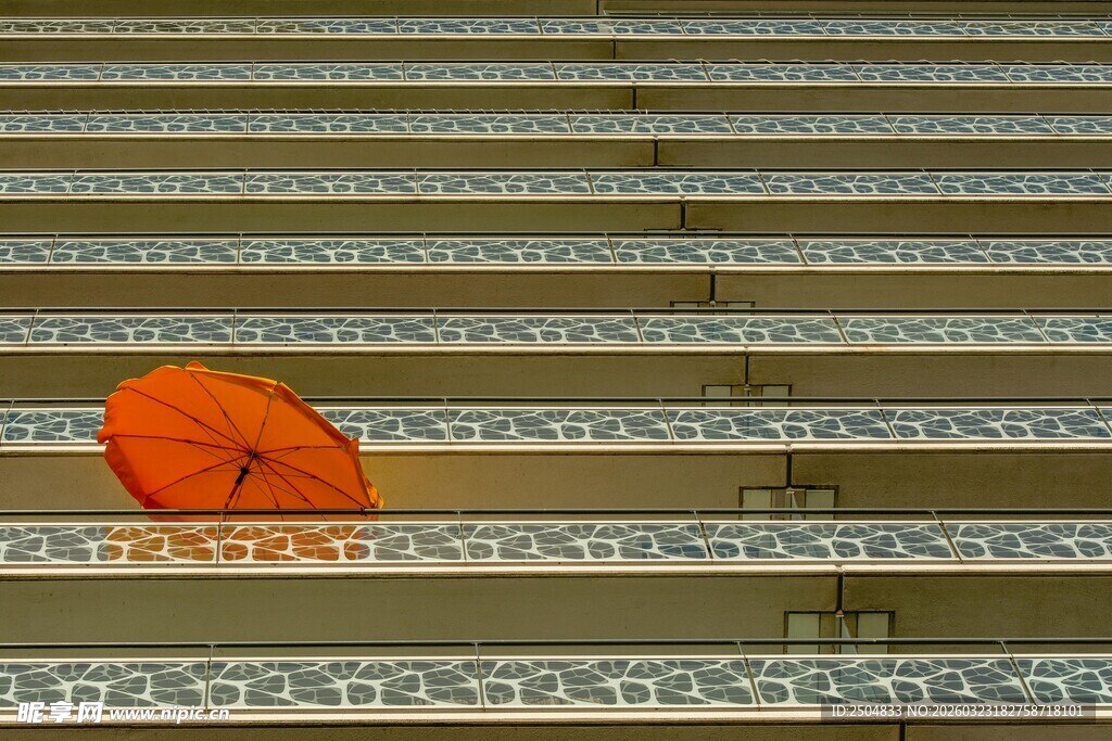 中式屋顶上的橙色油纸伞