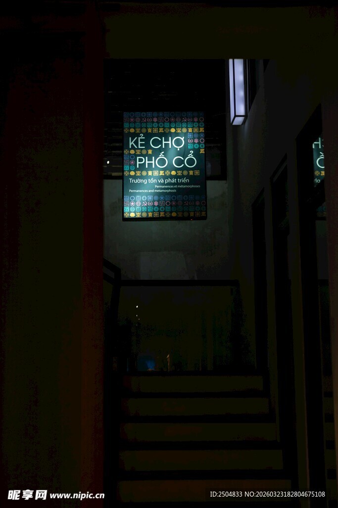 昏暗楼道中的发光指示牌