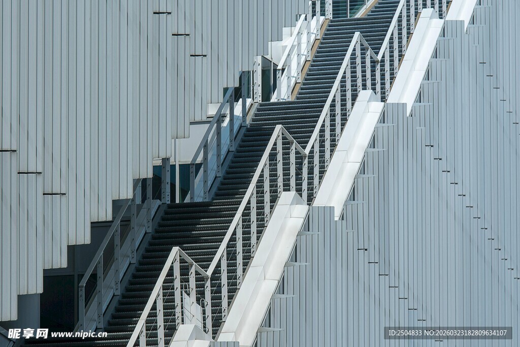 现代建筑中的金属楼梯