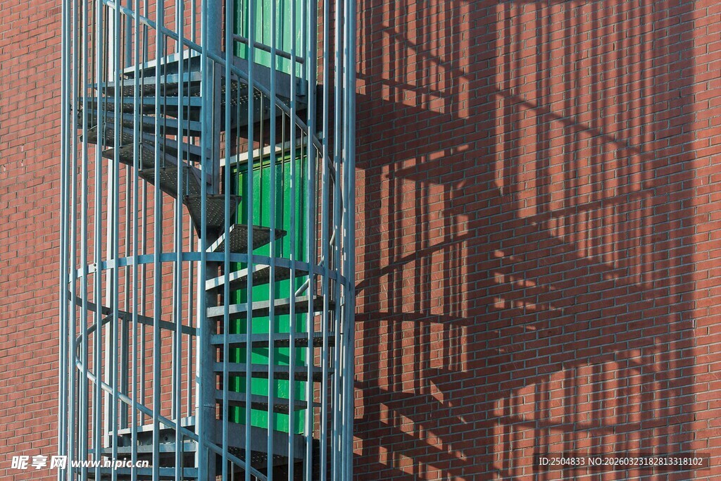 建筑外的金属绿色楼梯