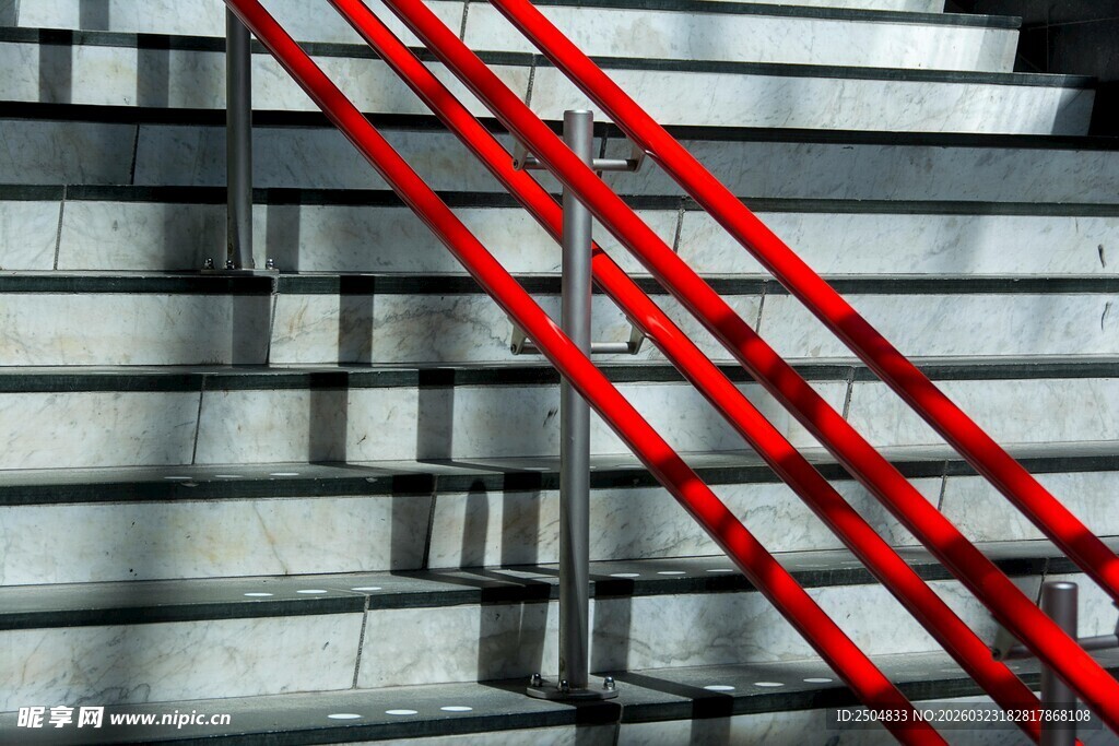 红色扶手的灰色阶梯