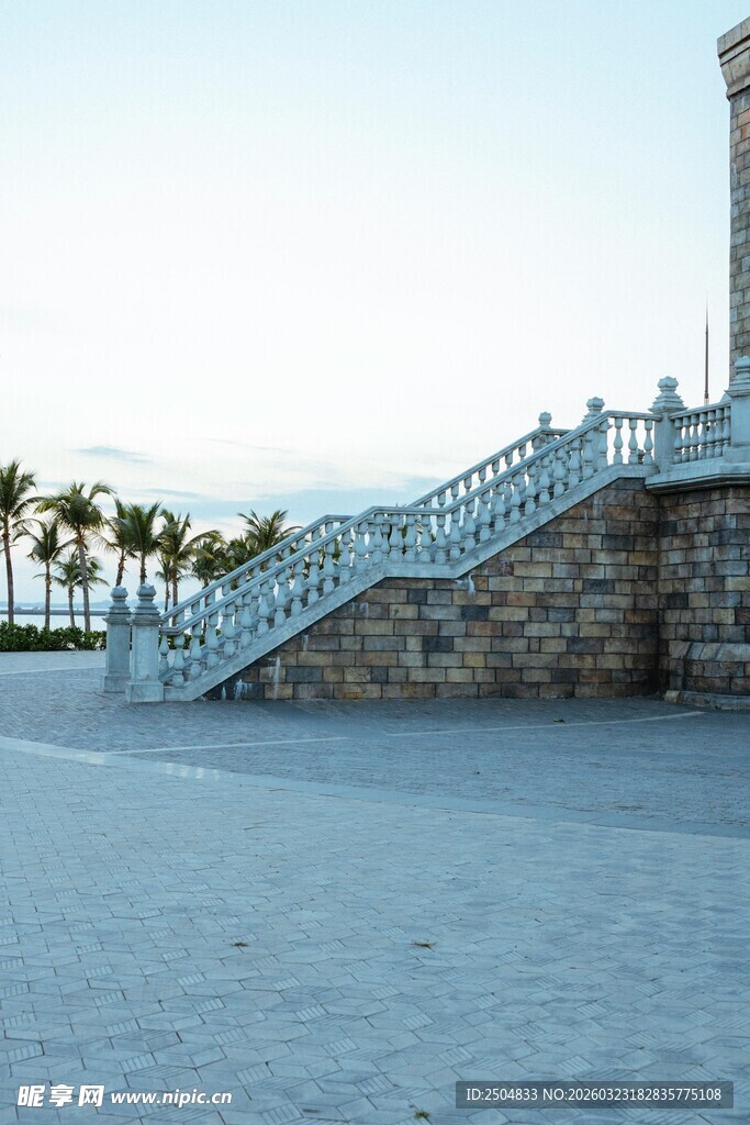 海滨石砌台阶与远处灯塔