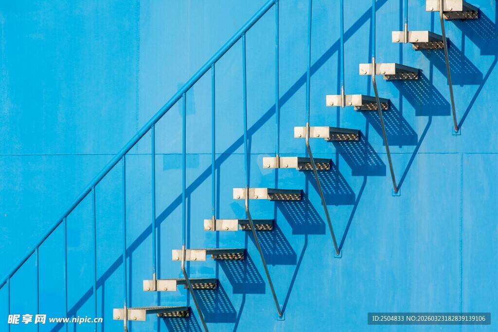 蓝色建筑中的阶梯与灯光