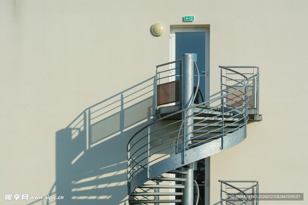 现代金属螺旋楼梯设计
