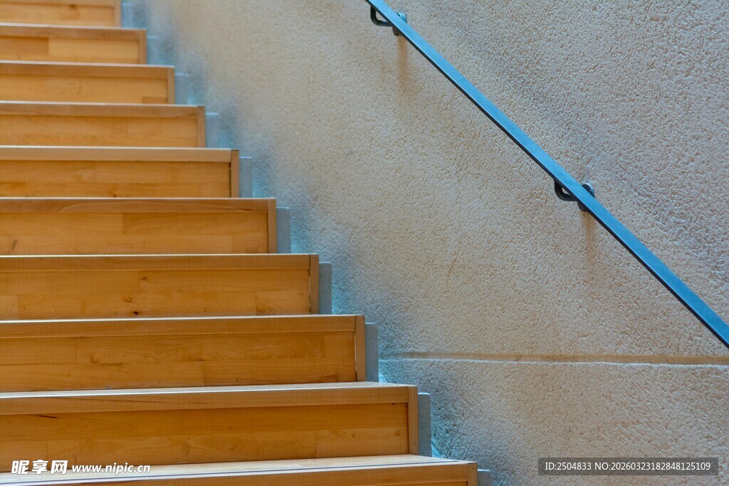 木质楼梯与蓝色扶手