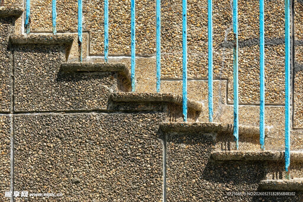 户外蓝色栏杆的石质台阶