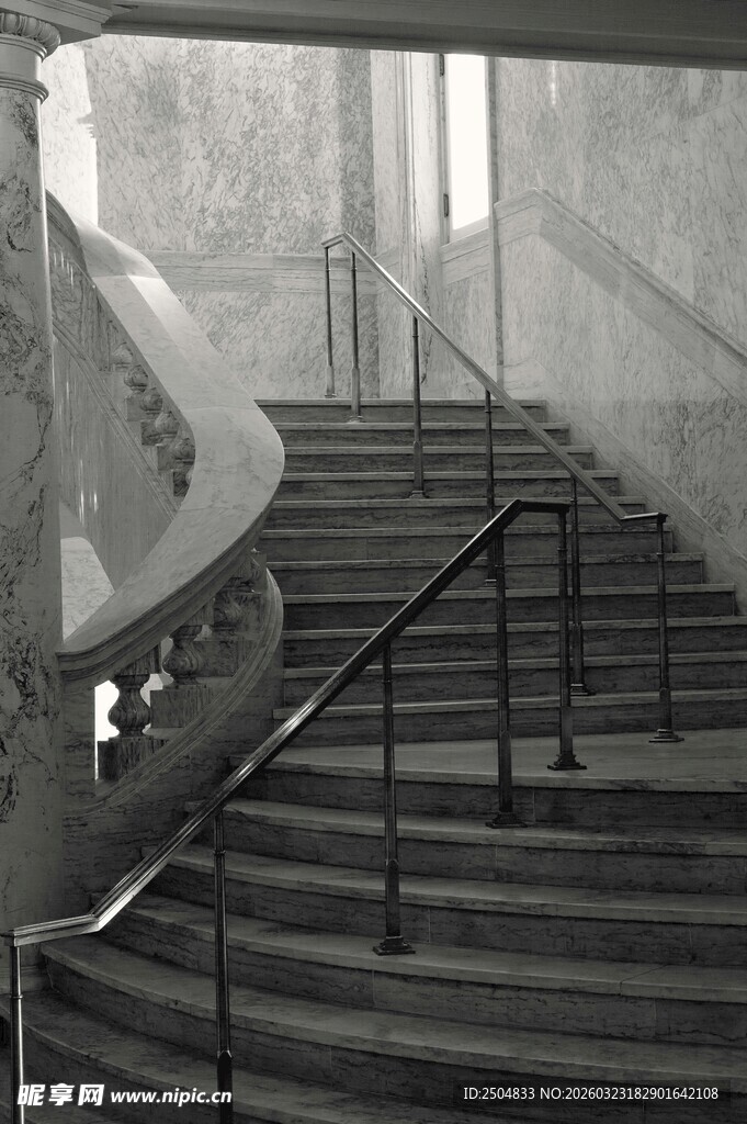 复古风格室内旋转楼梯