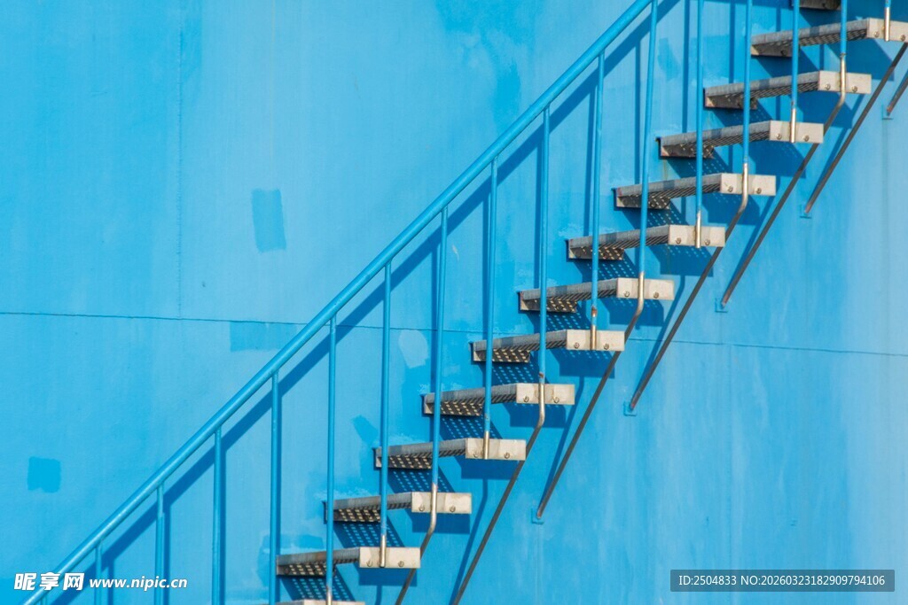 蓝色墙面的金属楼梯