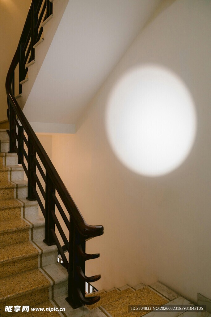 室内木质楼梯与现代灯具