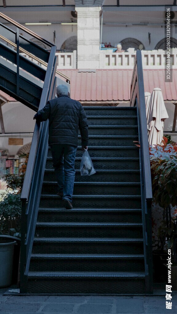 男子独自走上深色楼梯