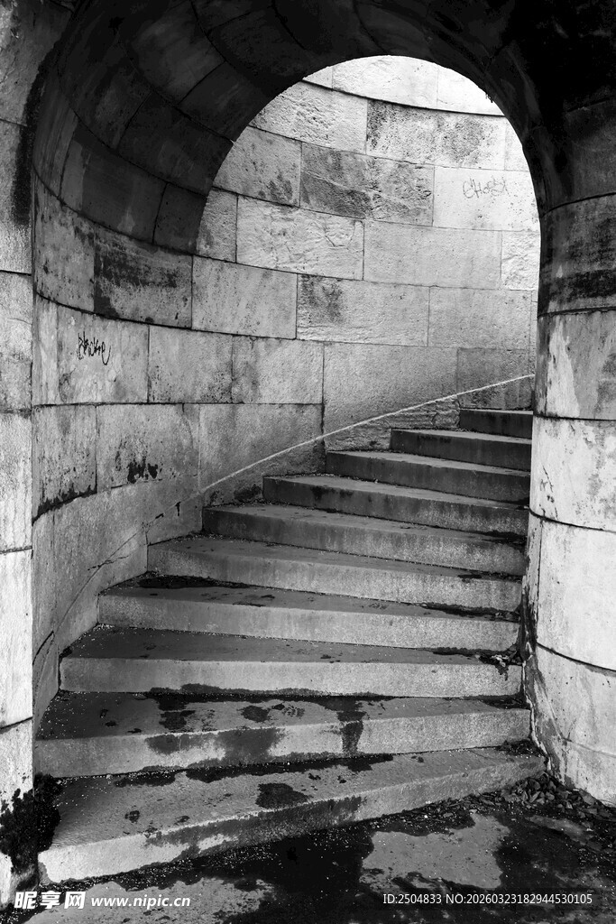 石砌拱形通道内的阶梯