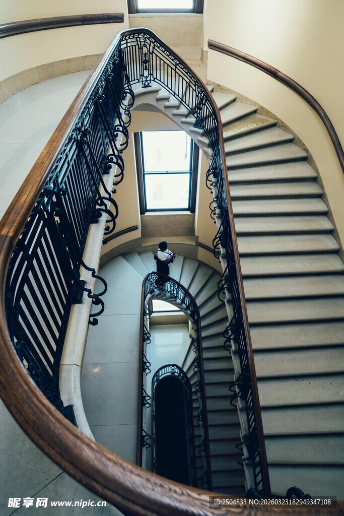 复古旋转楼梯内部景观