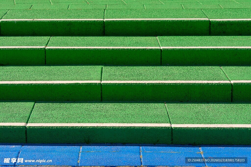 绿色台阶与蓝色地面景观