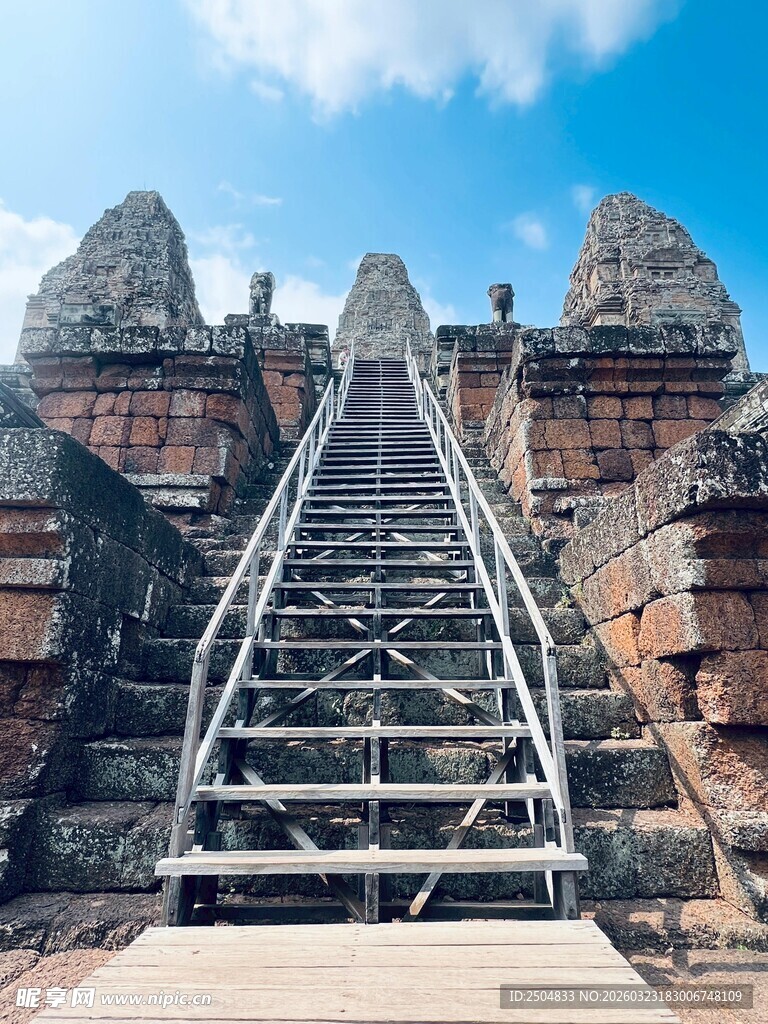 古老寺庙的陡峭阶梯