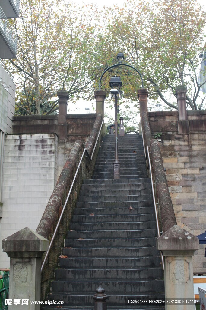 古朴石阶通往静谧之地