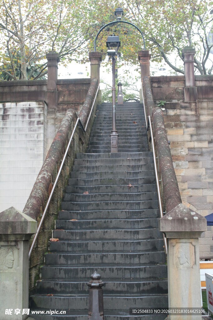 古朴石阶通往幽静之处