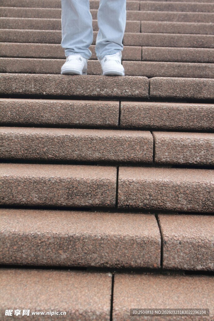 人立台阶上 展现坚毅步伐