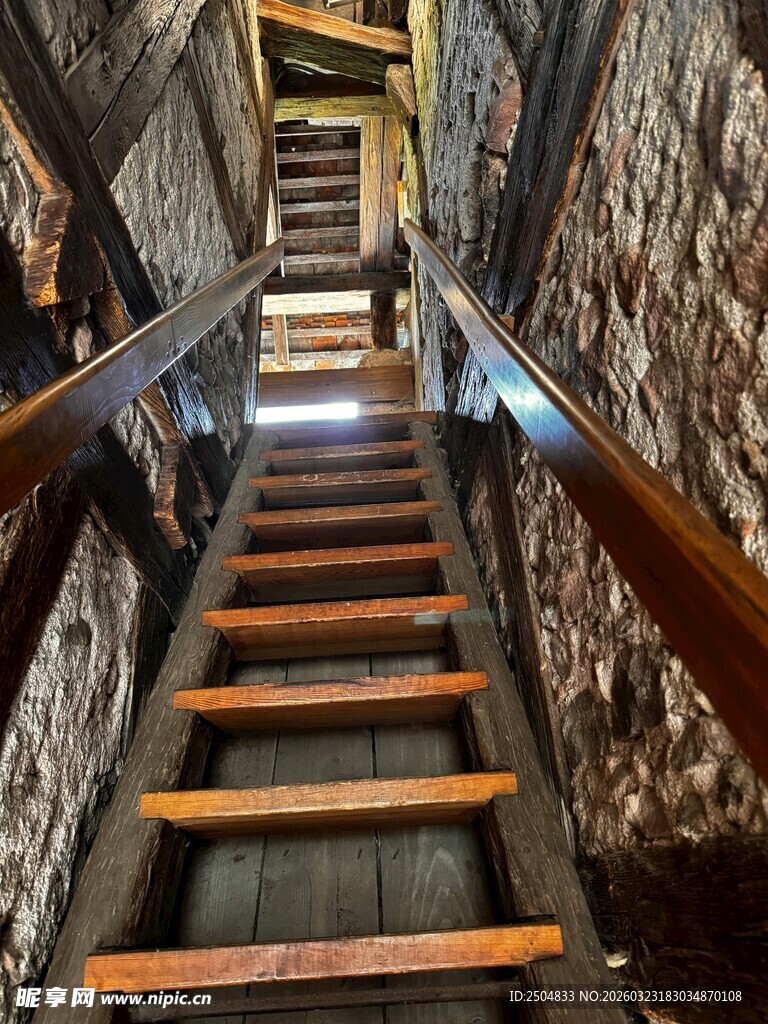 复古木质楼梯的深邃空间