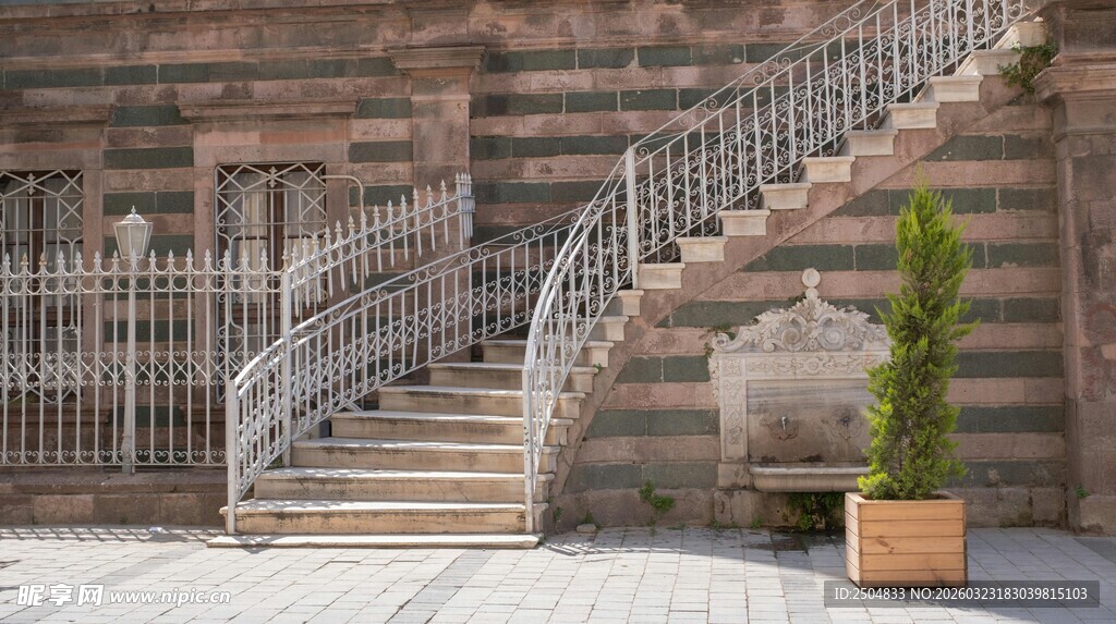 户外铁艺螺旋楼梯景观