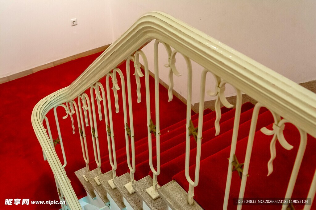 复古铁艺楼梯配红色地毯