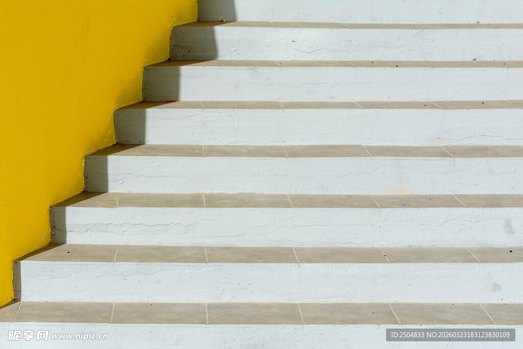 黄色墙边的白色阶梯