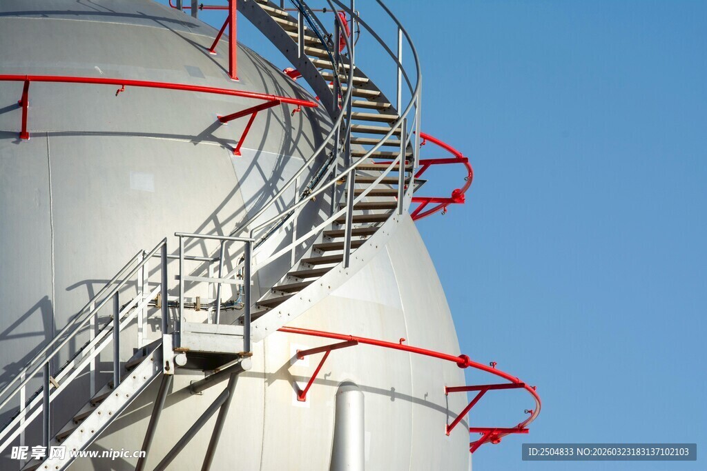 工业储罐的红色环形楼梯
