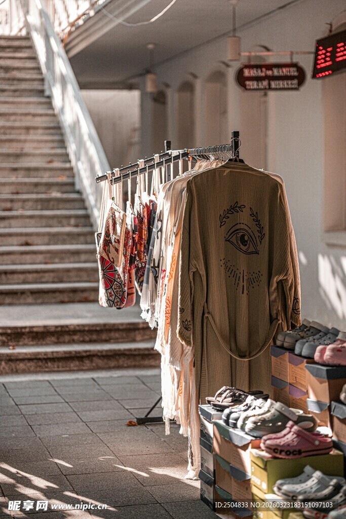 复古店内的衣物与楼梯景致