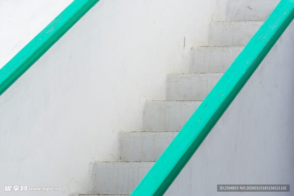 绿色扶手的简约白色楼梯