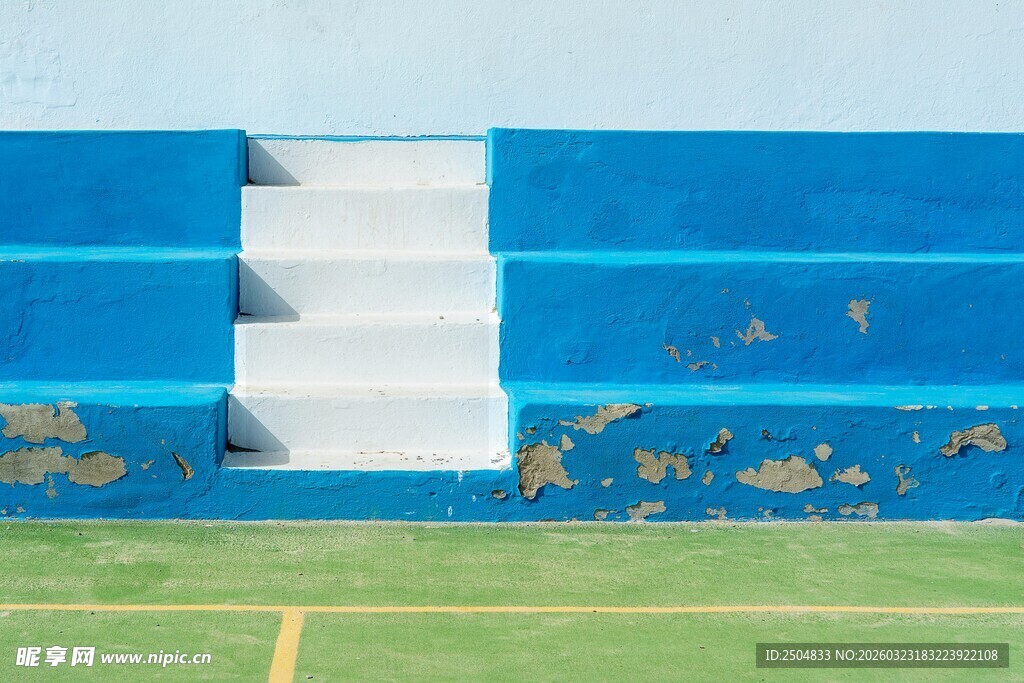 蓝色阶梯与绿色场地景观