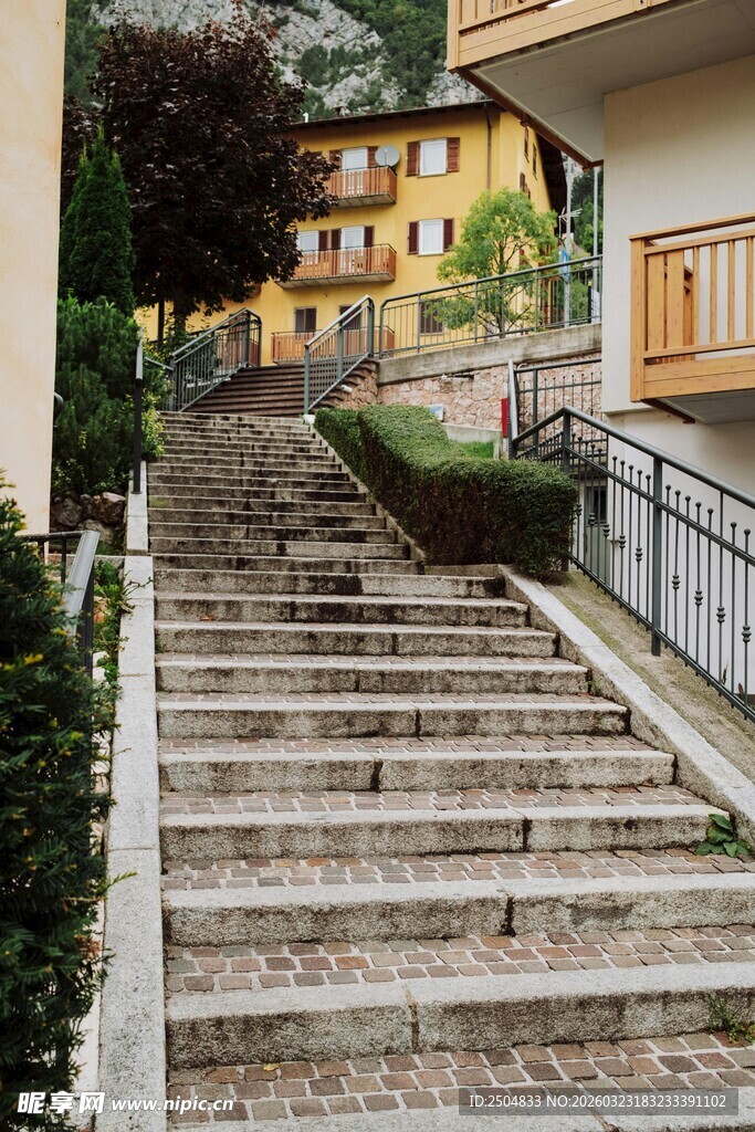 山间石阶小道 静谧景致