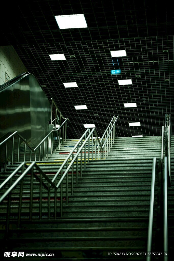 地下通道的阶梯与扶手