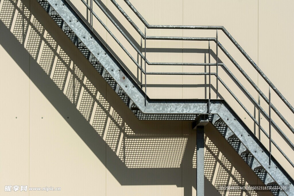 建筑外的金属楼梯护栏