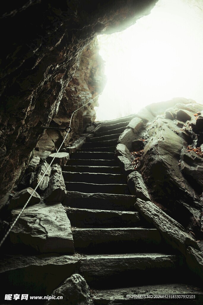 石梯通向光明的洞穴