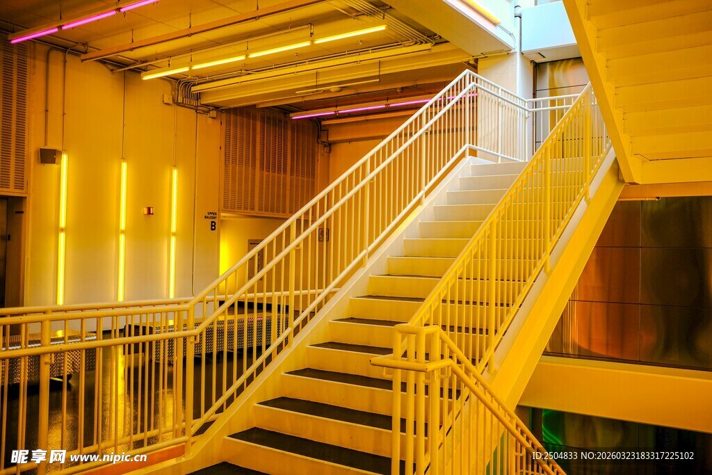 现代风格室内金属楼梯