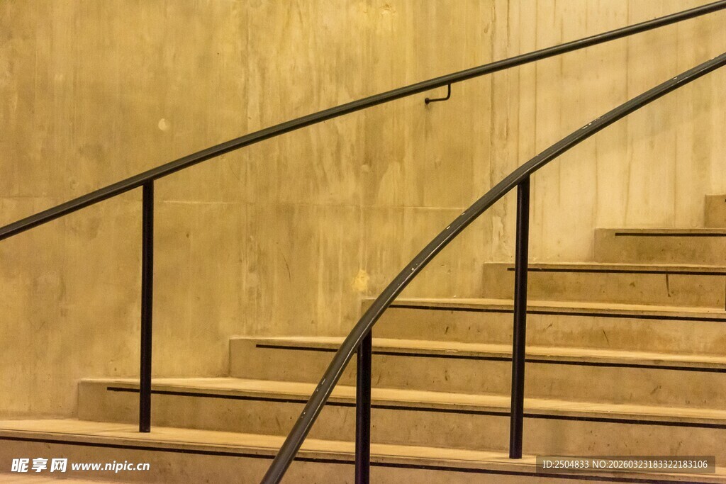 室内金属扶手木质楼梯