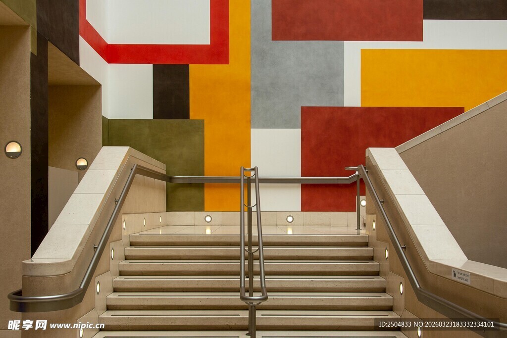 多彩墙面装饰的优雅楼梯