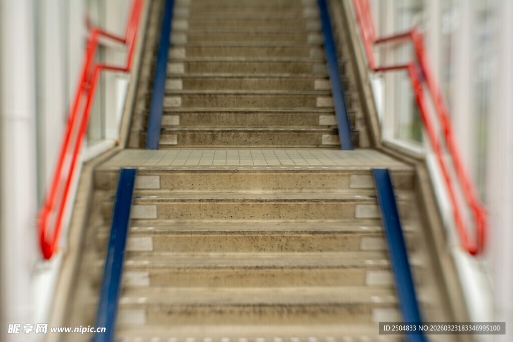 室内木质楼梯及红色扶手