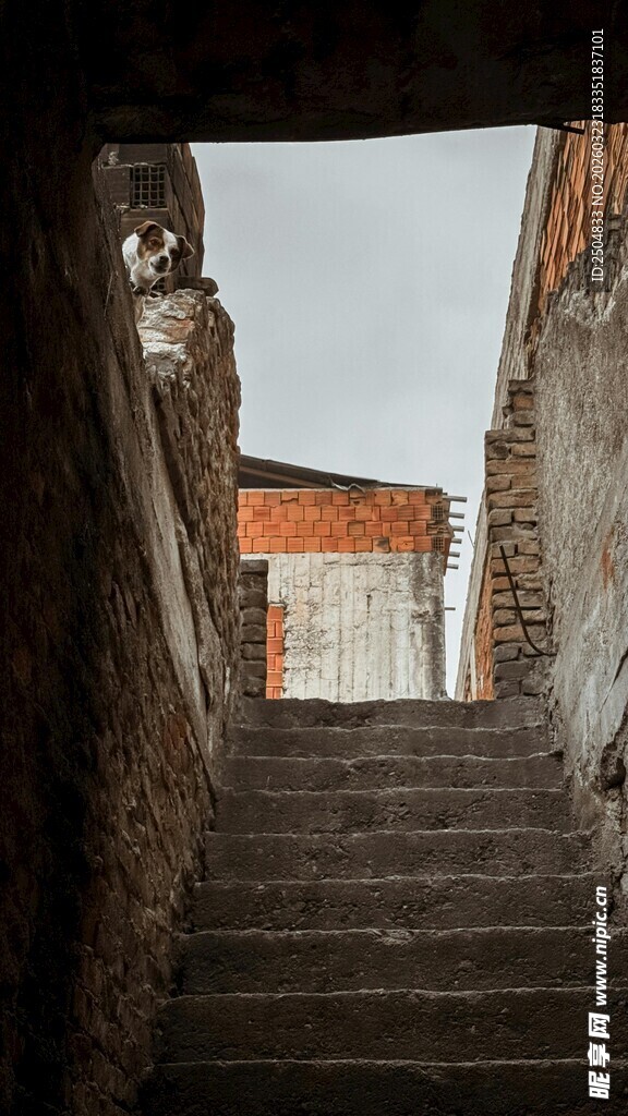 古老石阶通向远方建筑