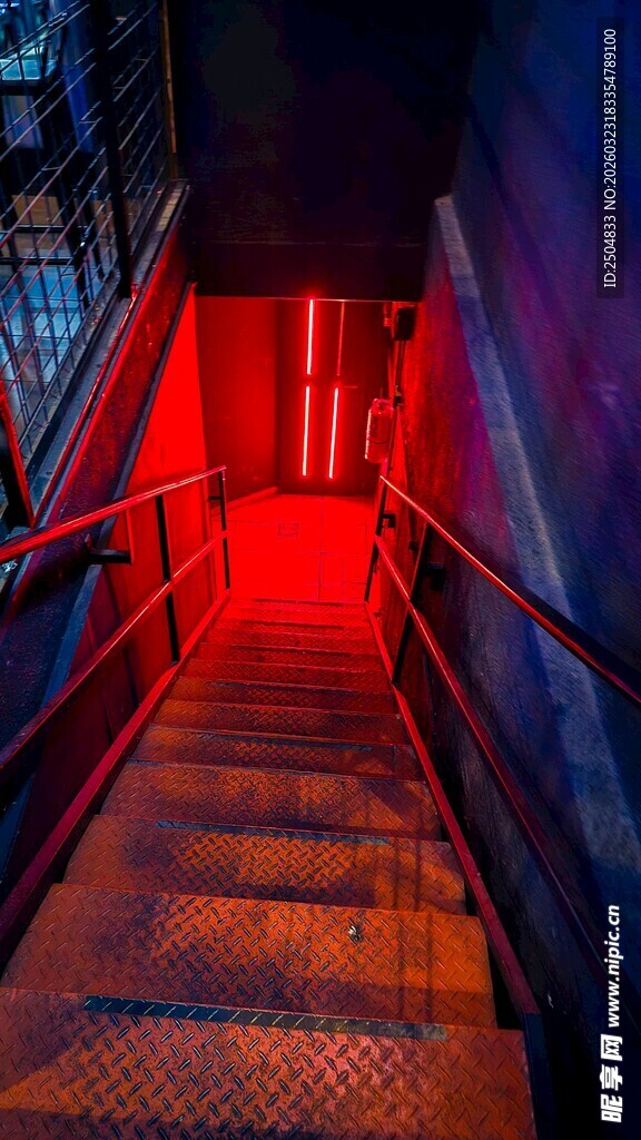 红色灯光下的金属楼梯