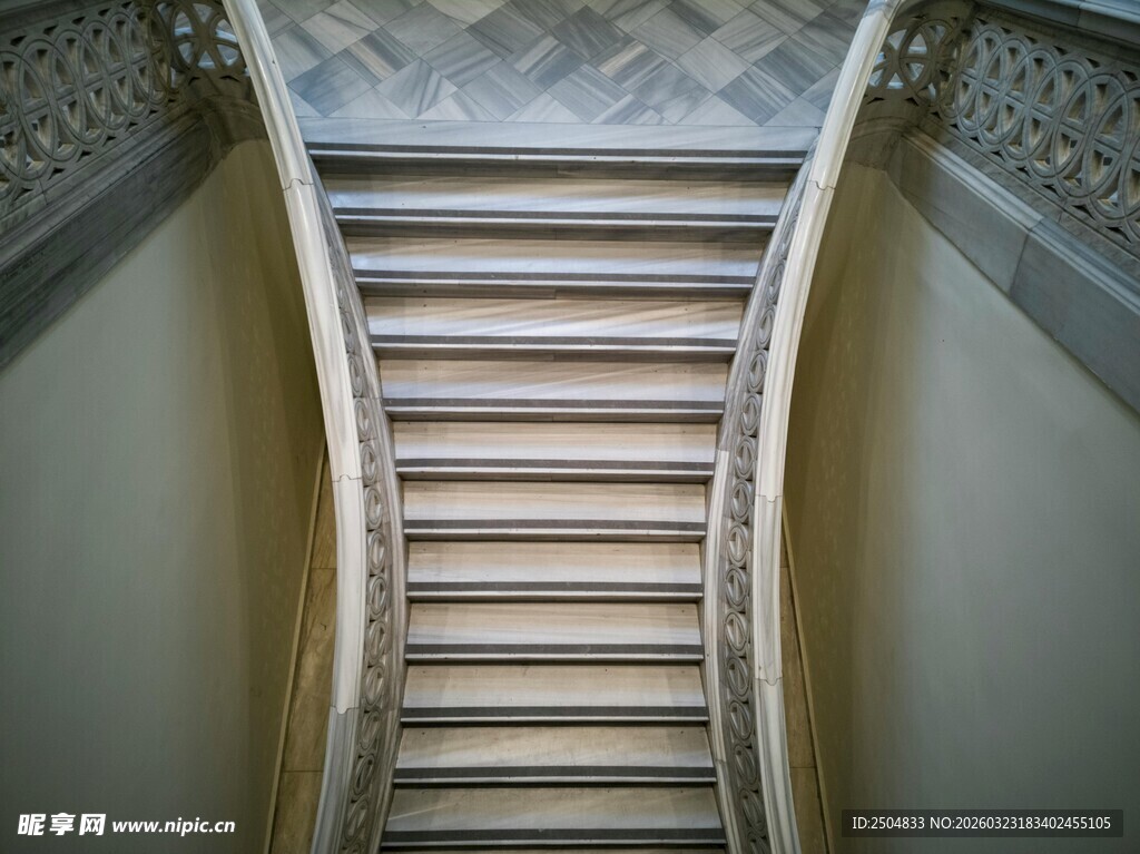 优雅弧形楼梯设计展示