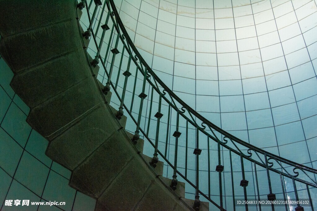 弧形楼梯与玻璃墙面景观