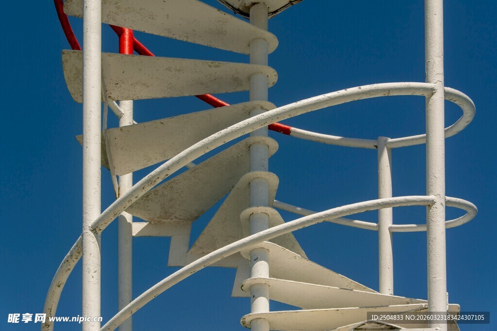 白色螺旋楼梯 蓝天背景